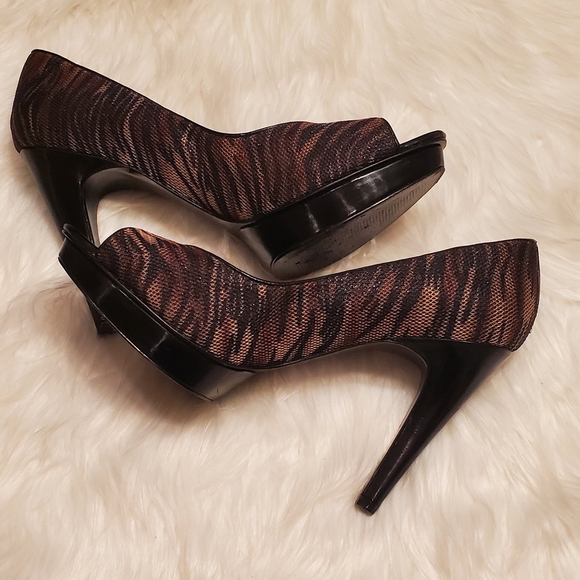 Carlos Santana Pleasure Elegant Black and Brown High Heel Platform Pump Size 10 - Picture 1 of 8